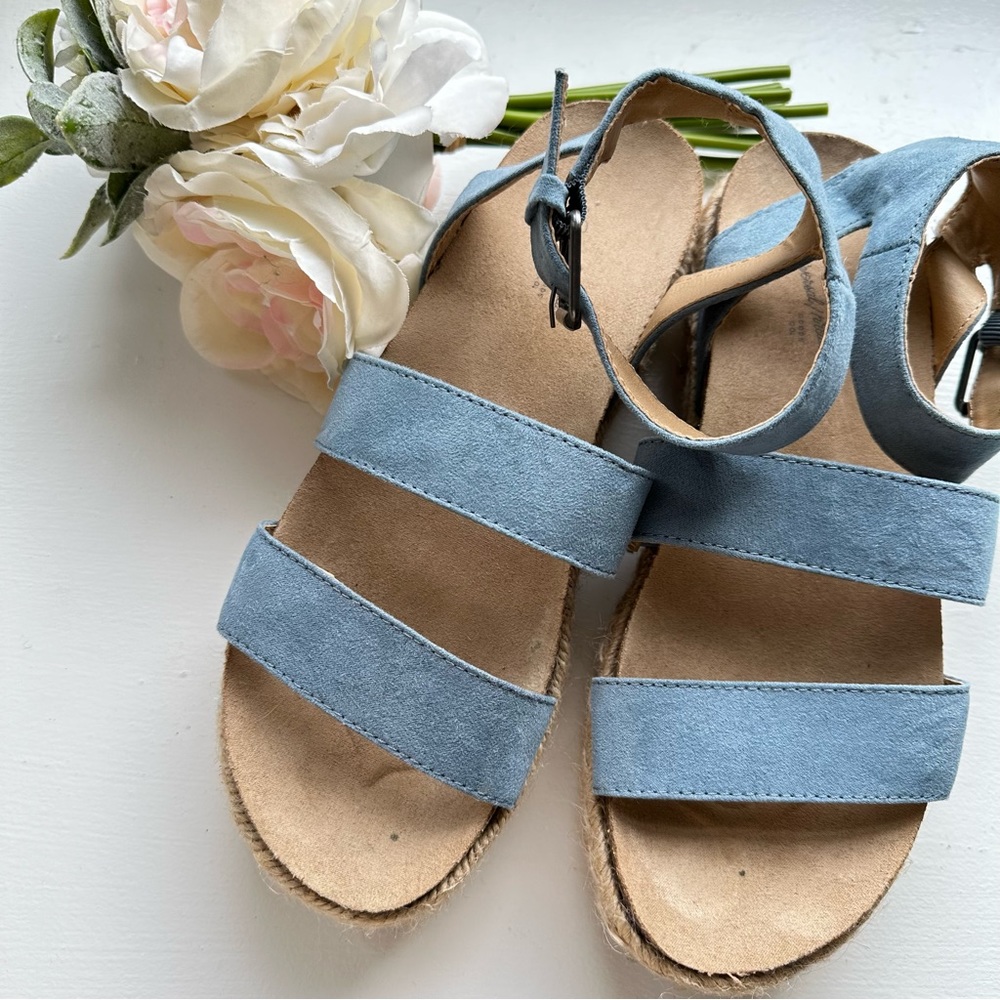 🍄 Universal Thread Platform Sandals with Buckle